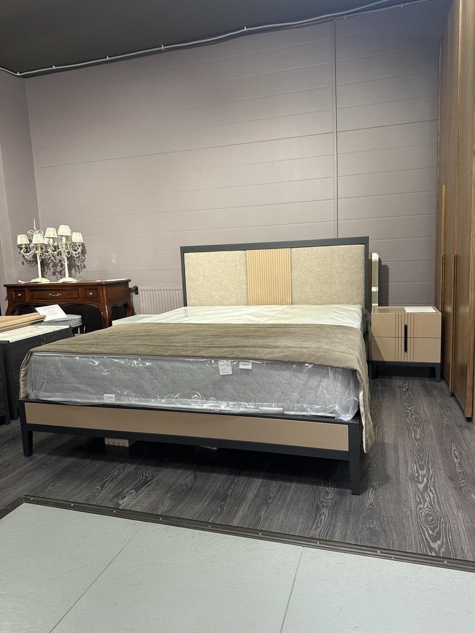 MEBELGROUP MEYSON Кровать 160*200  MEBELGROUP